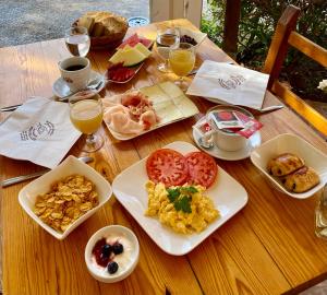 圣卡洛斯波德里奥餐厅旅馆的一张木桌,上面放着早餐食品和饮料