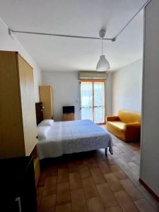 米兰马瑞提那Hotel Nazionale的一间卧室配有一张大床和一张黄色的沙发