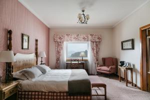 圣卡洛斯-德巴里洛切Llao Llao Resort, Golf-Spa的一间卧室设有一张大床和一个窗户。