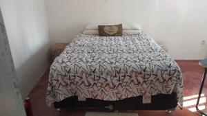 纳塔尔Pousada Cisne Branco的一张带黑白棉被和枕头的床
