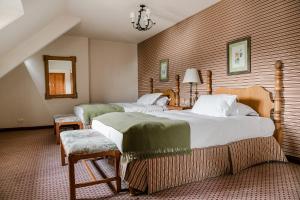 圣卡洛斯-德巴里洛切Llao Llao Resort, Golf-Spa的酒店客房,配有两张床和两把椅子