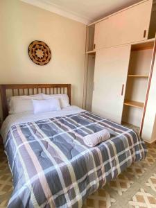 坎帕拉Relaxing 2 bedroom unit with scenic lake view的一间卧室配有一张床,上面有两条毛巾