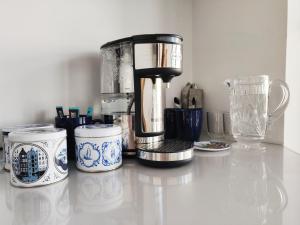 海斯Allen Ridge的咖啡壶,位于柜台上
