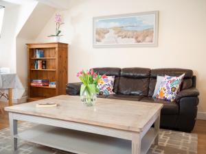 瓦利Ellingham Apartments, Bordeaux Harbour, Guernsey的带沙发和咖啡桌的客厅