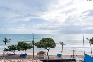纳塔尔Pousada Terra do Sol Natal的享有树木繁茂的海滩和大海的景致。