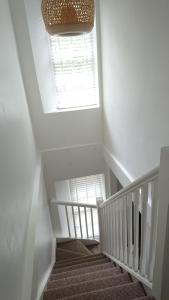 托基Lincombe Court Apartment Wellswood Torquay的楼梯,带窗户和楼梯间