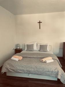默主歌耶Pansion Luka的一间卧室配有一张床,上面有两条毛巾