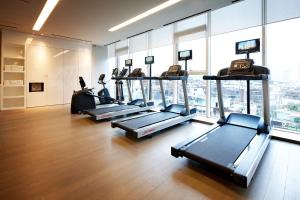首尔驿三新罗舒泰酒店的健身房设有数台跑步机和大窗户