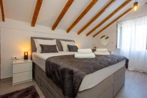 斯普利特Stone House Iris的一间卧室配有一张大床和两个枕头