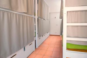 塔里法Tarifa Kite Hostel的走廊上设有双层床