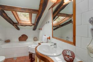 特雷斯诺卡索纳德拉萨尔塞达酒店的浴室配有盥洗盆和浴缸。