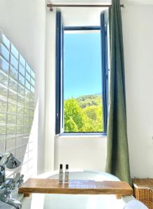 BastelicaU Fiordalisu的带浴缸和窗户的浴室