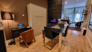 卡迪夫Castell Haven Studio的用餐室以及带桌椅的起居室。