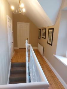 FlorencecourtDrumlaghy House的房屋内的楼梯,有白色的楼梯栏杆