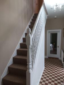FlorencecourtDrumlaghy House的走廊设有楼梯,设有 ⁇ 形地板