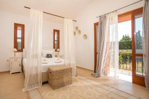 科斯基努Emarmene Home with private pool near Rhodes Town & airport的白色的卧室设有床和窗户