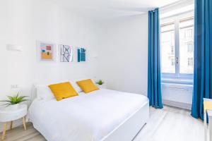 米兰Casa di Sophy的白色的卧室设有床和窗户
