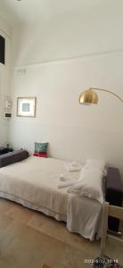 巴里Puglia Vacation Homes PISANI 39的一间卧室,卧室内配有一张大床