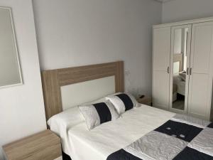 苏安塞斯NUEVO!!! PISO CENTRICO EN SUANCES -Sol Luxury-的一间卧室配有一张大床和镜子