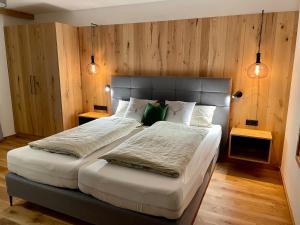 雷特温克尔Panoramaresidenz Blindau的一间卧室配有一张带2个床头柜的大床