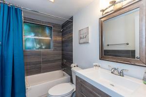 劳德代尔堡Modern Riverview Apartments的浴室配有盥洗池、卫生间和镜子。