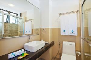 马富施水晶金沙酒店的一间带水槽和卫生间的浴室