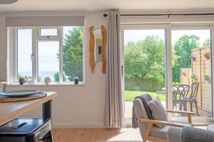 莱姆里吉斯The Jolly Lodge-Sea Views-Free Parking的厨房设有滑动玻璃门,通往庭院。