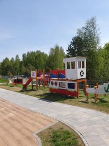 斯图托沃MIERZEJA PARK 13B的公园里一个操场,有玩具火车