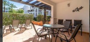 穆尔西亚Bonito holiday, La Torre Golf Resort的庭院里设有桌椅。