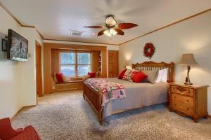 西优胜美地Apple Tree Bear House的一间卧室配有一张床和吊扇
