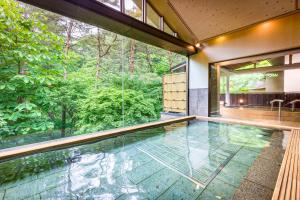 花卷市卡树恩酒店的一座享有森林美景的室内泳池