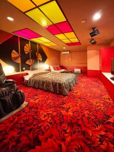 YobitoHotel ARUN的酒店客房,设有床铺和大红地毯