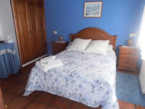 科伦加Casa Rural Casa Pipo的一间卧室配有一张床,上面有两条毛巾