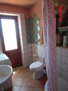 圣夫拉维亚Holiday home Santa Flavia的一间带卫生间和水槽的浴室