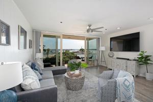 圣地亚哥Bayside Walk Escape Unit A的客厅配有沙发、椅子和电视