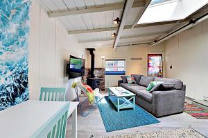 圣克鲁兹Beach Haven的带沙发和电视的客厅