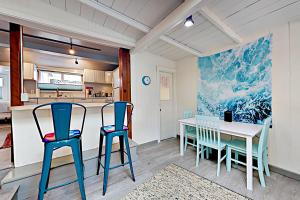 圣克鲁兹Beach Haven的厨房以及带蓝色椅子和桌子的用餐室