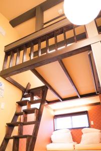 东京Japanese Modern House in Shinagawa的带梯子的客房内的双层床