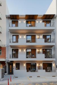罗希姆诺7 City Luxury Apartments的公寓大楼的一侧设有阳台。