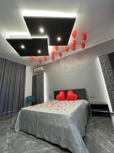普罗斯西托角Samanà Superior Room的一间卧室,床上的天花板上配有红色气球