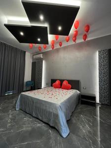 普罗斯西托角Samanà Superior Room的一间卧室,床上的天花板上配有红色气球