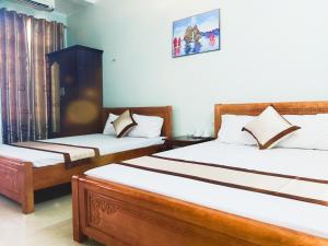 下龙湾Hoang Long Hotel Bai Chay的配有2张床的客房