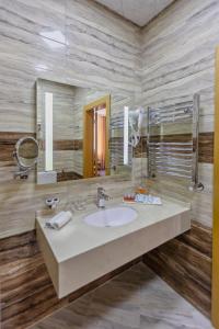 巴库Golden City Hotel Baku的一间带水槽和大镜子的浴室