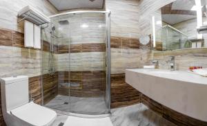 巴库Golden City Hotel Baku的带淋浴、卫生间和盥洗盆的浴室