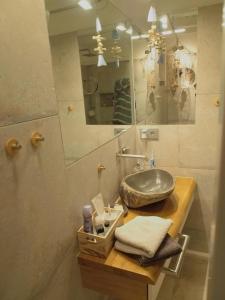卡尼洛瑞维拉Casa ai Ghiri的一间带水槽和镜子的浴室