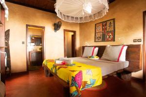 圣玛丽Villas de Vohilava的一间卧室配有一张黄色毯子床