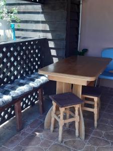 那沃达利Casa Andrei的木桌和凳子旁的木凳