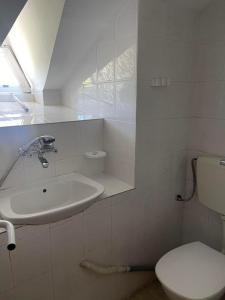 特里亚夫纳Вила Мечта的白色的浴室设有水槽和卫生间。