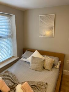 兰卡斯特'Bloomfield' at stayBOOM的卧室配有带枕头的床铺和窗户。