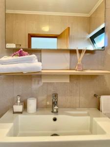 蓬塔德尔加达Yellow Five Apartment的浴室设有白色水槽和镜子